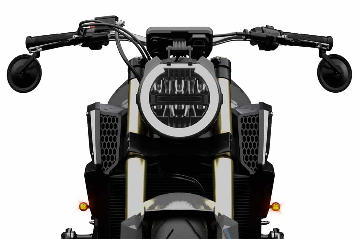 Imagen frontal de la moto mostrando el faro LED y rejillas laterales además e otros componentes de la gama Highsider Pro.