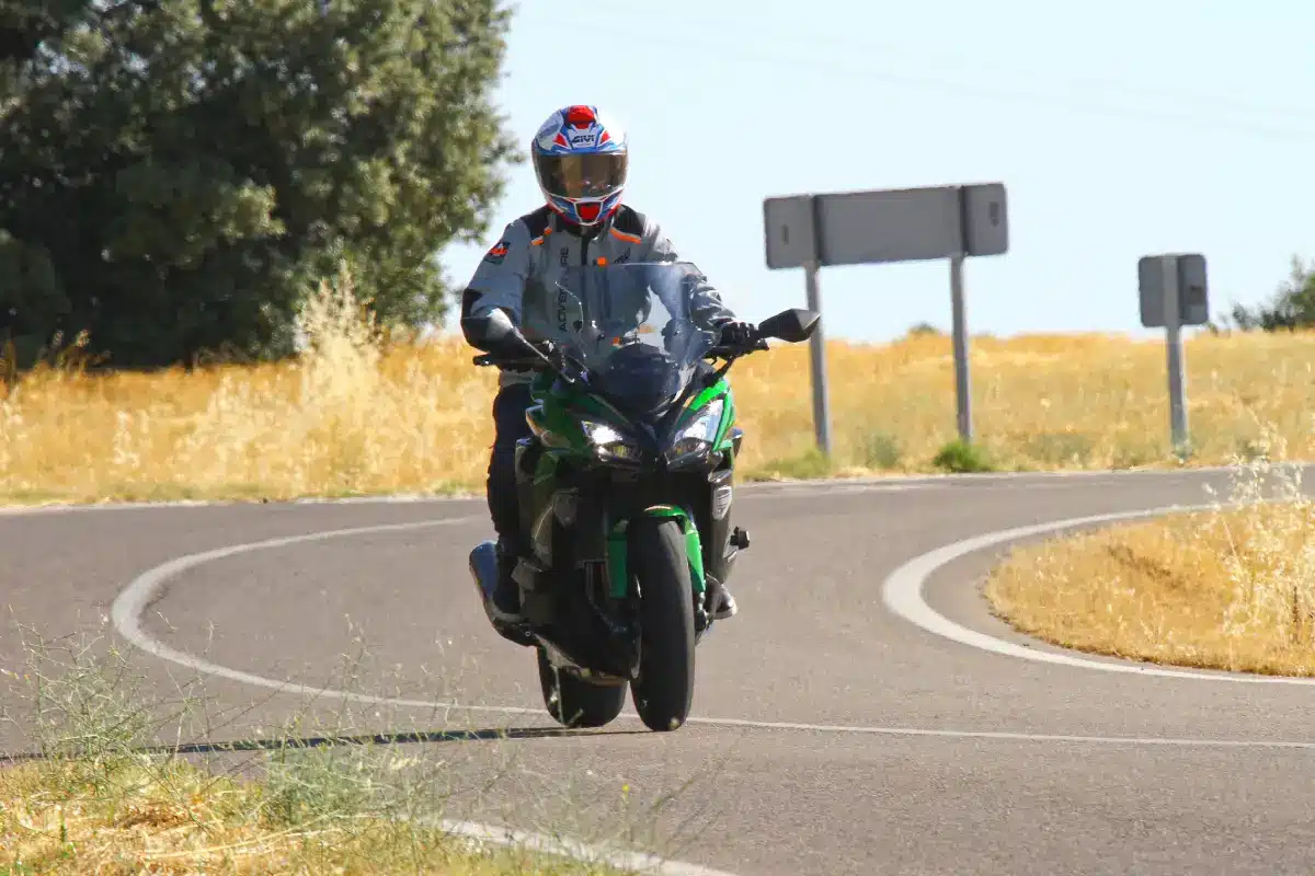 Motociclista afrontando una curva cerrada con la Kawasaki Ninja 1100 SX 2025.