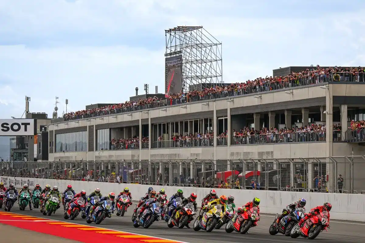 La prueba del WSBK 2026 en MotorLand ya calienta motores 1 Salida de carrera en MotorLand con las gradas llenas de aficionados, referencia directa al interés generado por el WSBK 2026 en MotorLand.