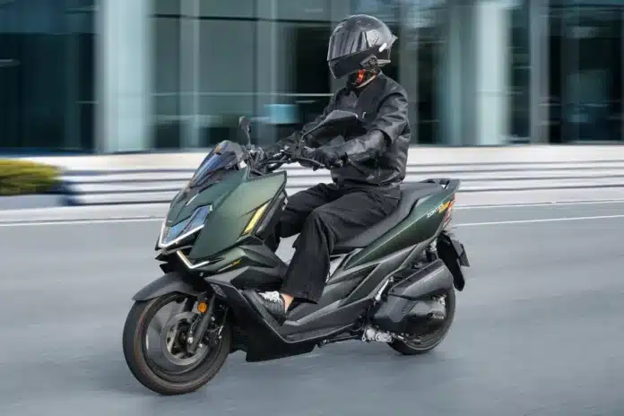 Zontes 125X 2026 circulando en entorno urbano con postura de conducción erguida y carenado compacto.