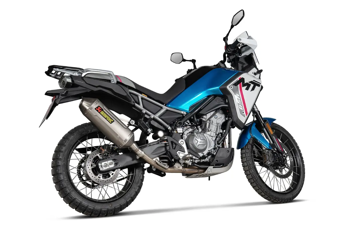 CFMoto 450MT 2026 con escape Akrapovic de serie en versión 2026