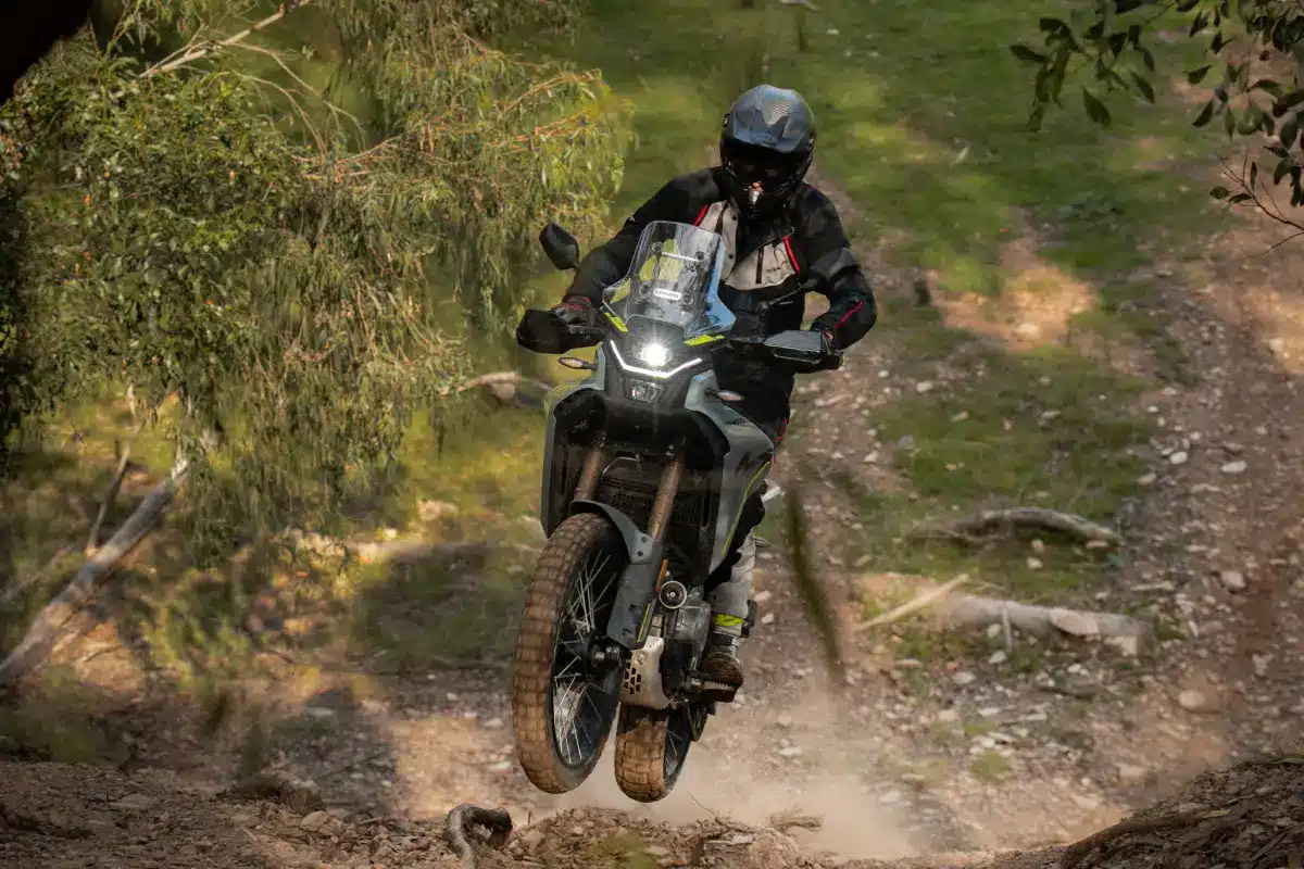 CFMoto 450MT 2026 en salto off road con chasis tubular y suspensiones KYB