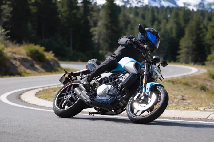 Morbidelli N125V en curva mostrando comportamiento dinámico en carretera