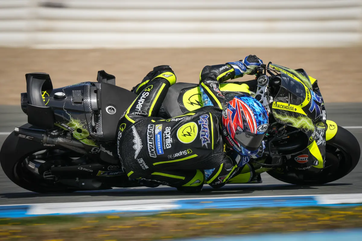 Ai Ogura con la Aprilia de Trackhouse antes del GP de Francia de MotoGP