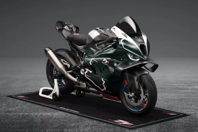 BMW M 1000 RR Limited Edition Isle of Man TT sobre alfombrilla M