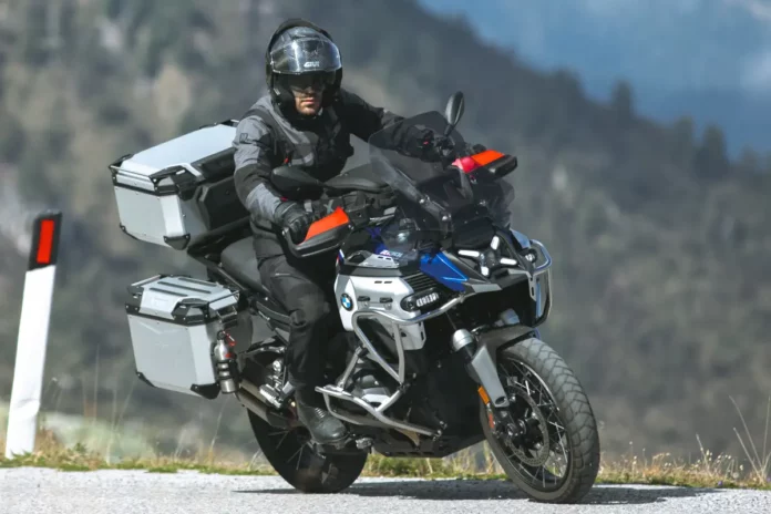 Motorista equipado con el casco GIVI X36 durante una ruta touring