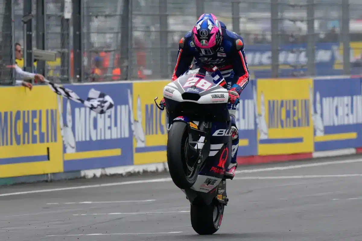 Izan Guevara celebra en Francia antes del GP de Cataluña de MotoGP