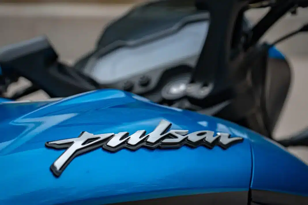 Logo de la Bajaj Pulsar NS 125 Logotipo Pulsar NS 125 sobre el depósito