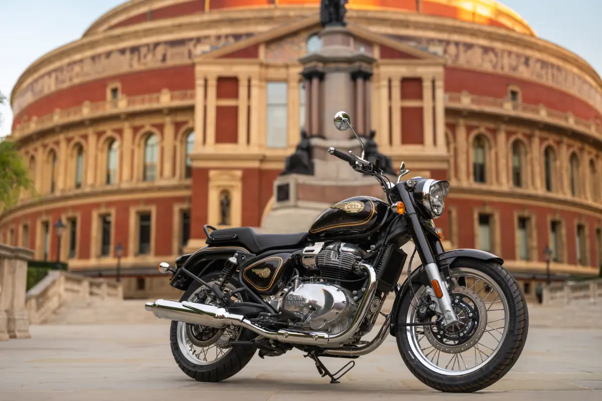 Royal Enfield Bullet 650 2026 frente al Royal Albert Hall