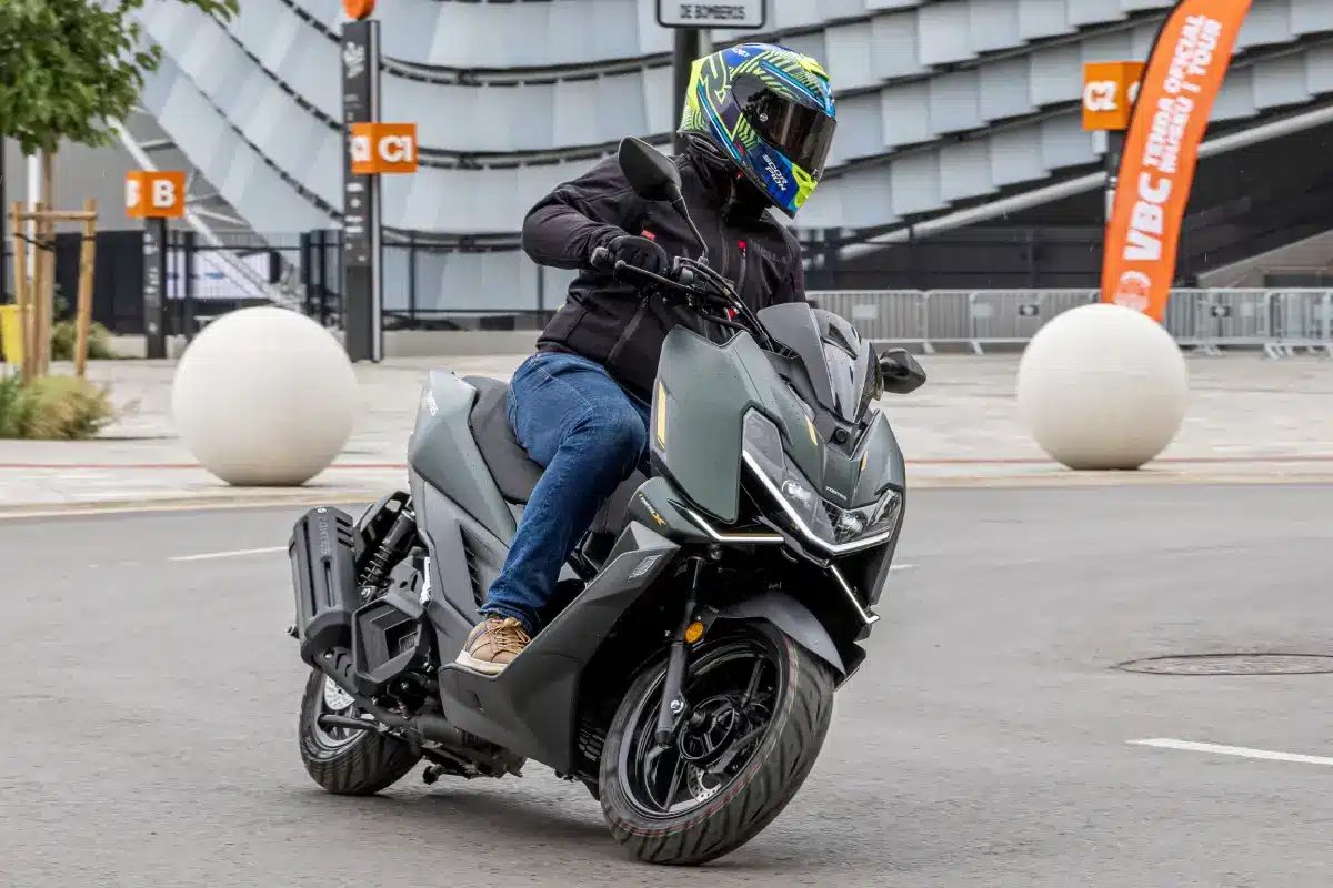 Zontes 125X mostrando su agilidad en entorno urbano