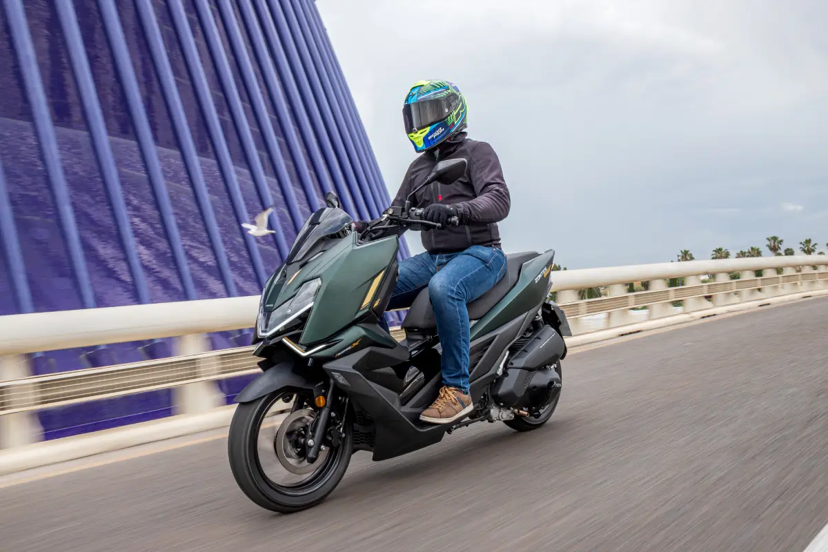 Nueva Zontes 125X circulando junto a la Ciudad de las Artes