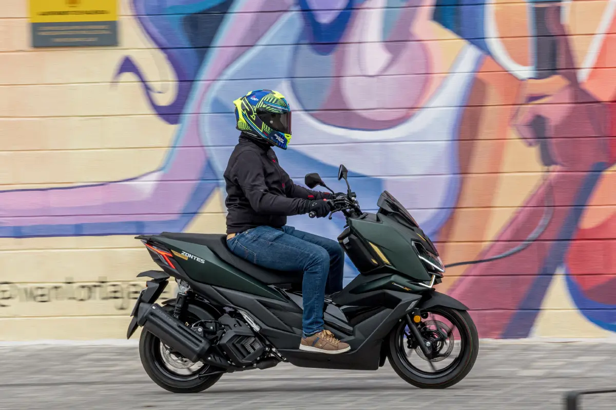 Zontes 125X circulando por ciudad durante la prueba en Valencia