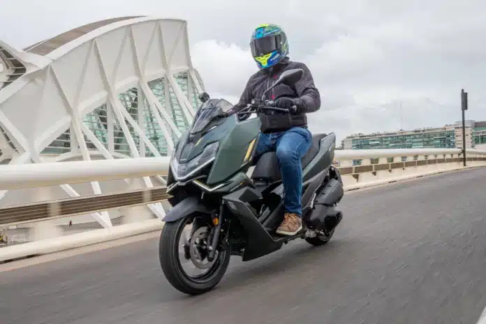 Zontes 125X rodando por Valencia durante la prueba nacional