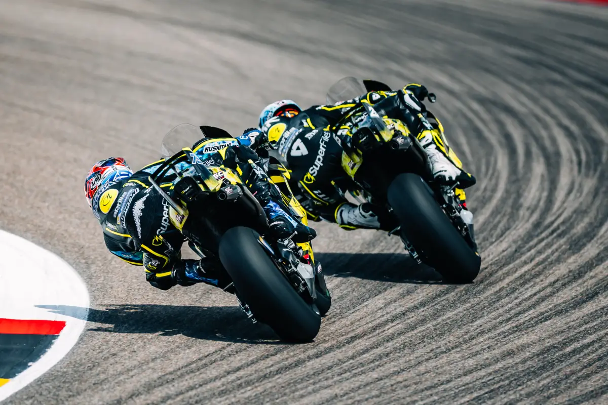 Ai Ogura y Raúl Fernández ruedan juntos durante la carrera de MotoGP del GP de Alemania.
