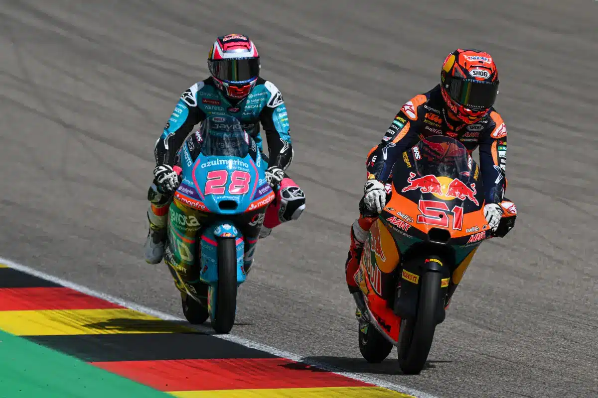 Brian Uriarte rueda por delante de Máximo Quiles durante la carrera de Moto3 en Sachsenring.