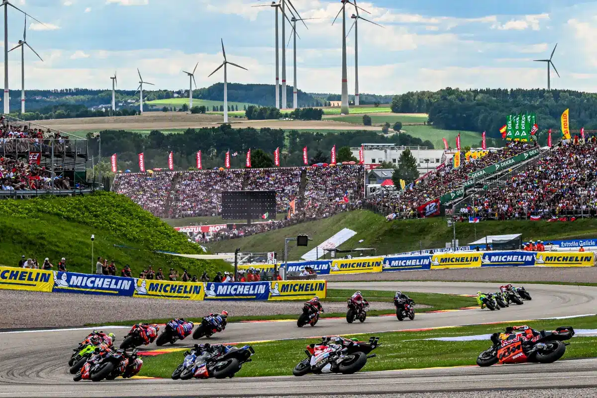 Grupo de pilotos de MotoGP durante la carrera del GP de Alemania 2026 en Sachsenring.