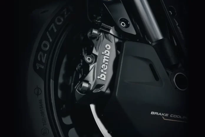 Pinza de freno Brembo montada en una moto CFMOTO.