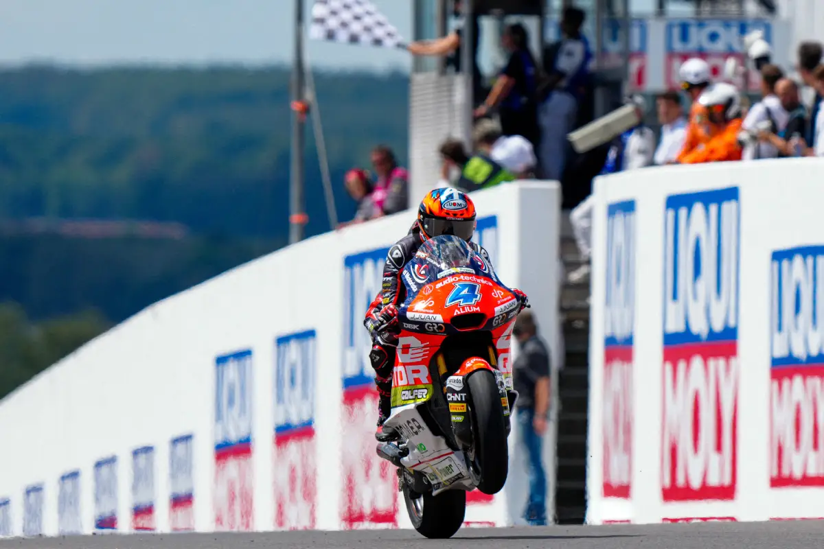 Iván Ortolá cruza la meta en Sachsenring tras ganar la carrera de Moto2 del GP de Alemania.