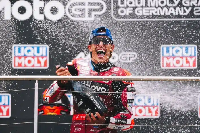 Marc Márquez celebra en el podio su victoria en el GP de Alemania de MotoGP 2026.