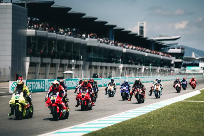 Parrilla de MotoGP durante la salida de una carrera en el Circuito Internacional de Sepang.