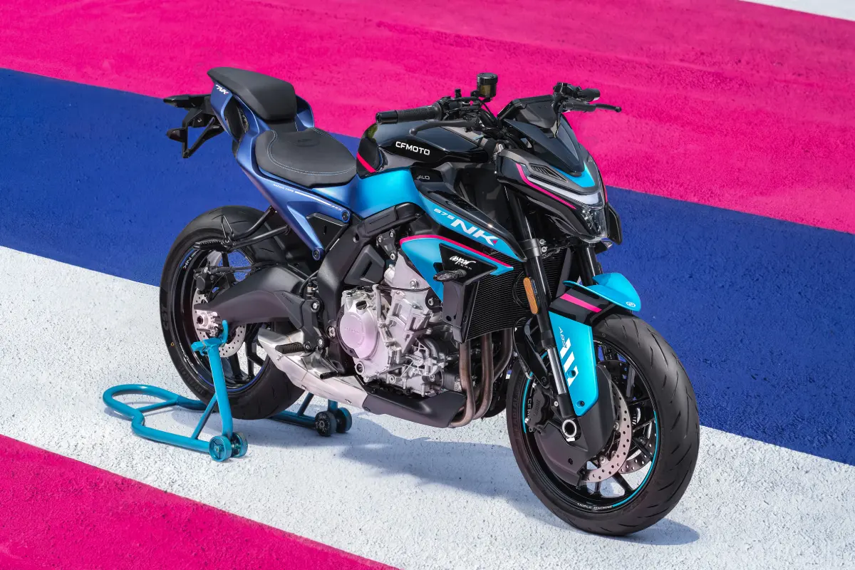 CFMOTO 675NK Aspar en decoración Champion Blue vista desde tres cuartos delanteros.