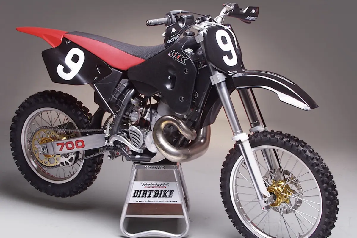 La 2T de motocross que se pasó de frenada: 685 cc, 78 CV y apenas 108 kg 2 ATK 700 Intimidator de dos tiempos con motor monocilíndrico de 685 cc