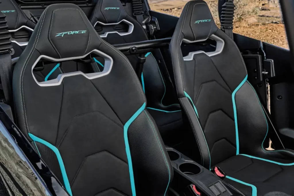 Interior del CFMOTO Z10-4 Basic con cuatro asientos deportivos