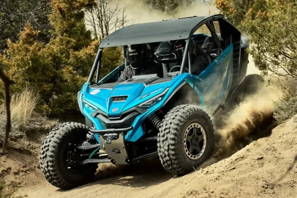 CFMOTO Z10 Basic superando una zona off-road con desnivel