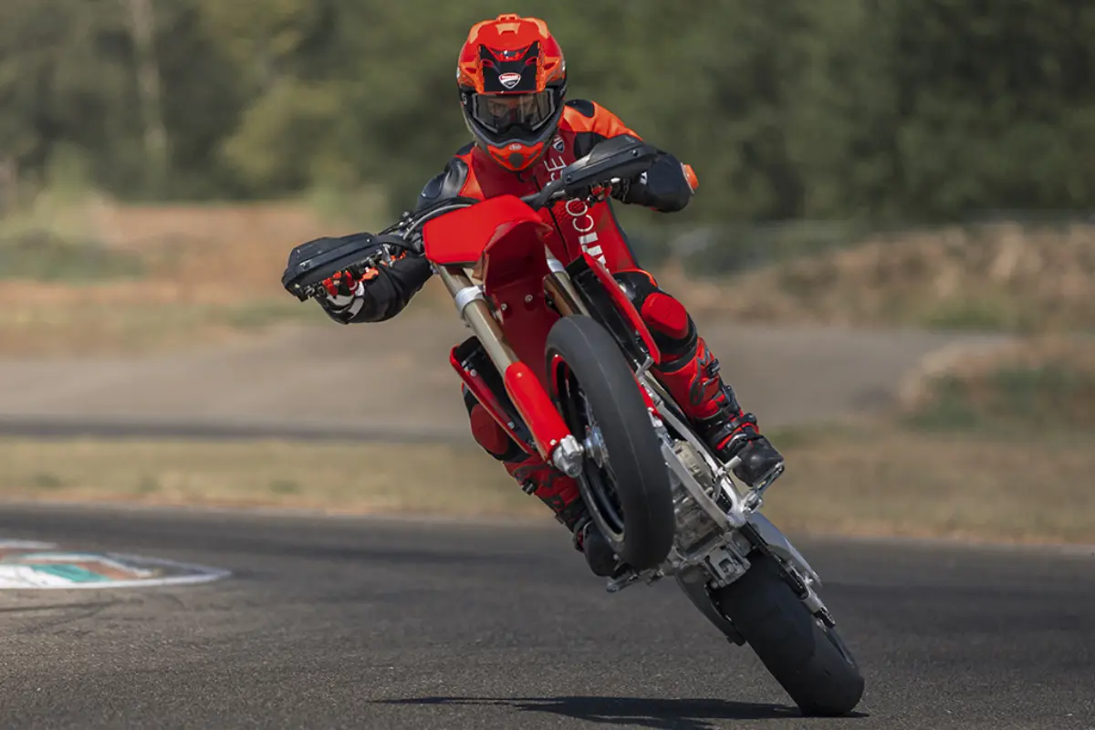Revolución en el Supermotard: así es la nueva y brutal Ducati Desmo450 SM 4 Ducati Desmo450 SM levantando la rueda delantera en un circuito de Supermotard.