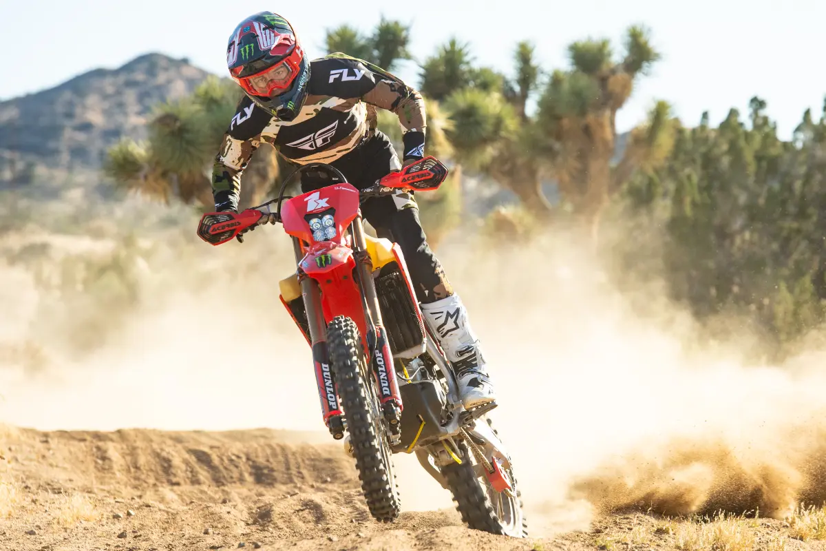 La colección FLY Racing 2027 aterriza con nuevas protecciones y una gama premium 37 La colección FLY Racing 2027 aterriza con nuevas protecciones y una gama premium