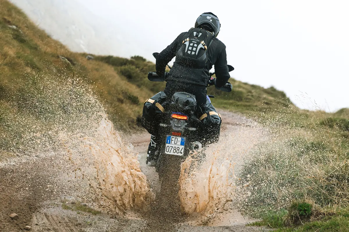 La gama GIVI Canyon salta de la moto al piloto con dos bolsas pensadas para barro y polvo