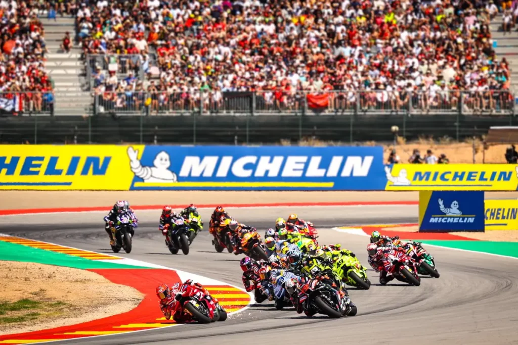 Pilotos de MotoGP durante una carrera en MotorLand Aragón