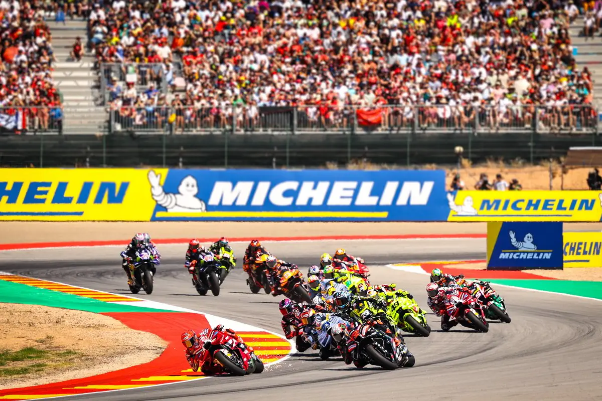 Pilotos de MotoGP durante una carrera en MotorLand Aragón
