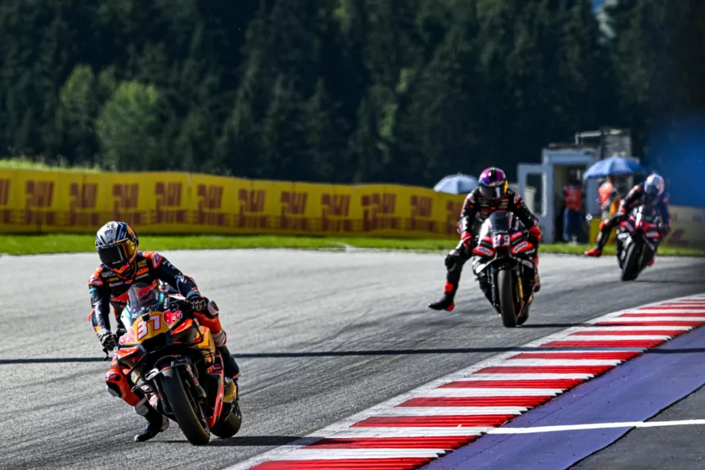 GP de Japón de MotoGP 2026: horarios, dónde ver las carreras y previo 2 Pedro Acosta liderando el Gran Premio de Austria de MotoGP 2026 con la KTM
