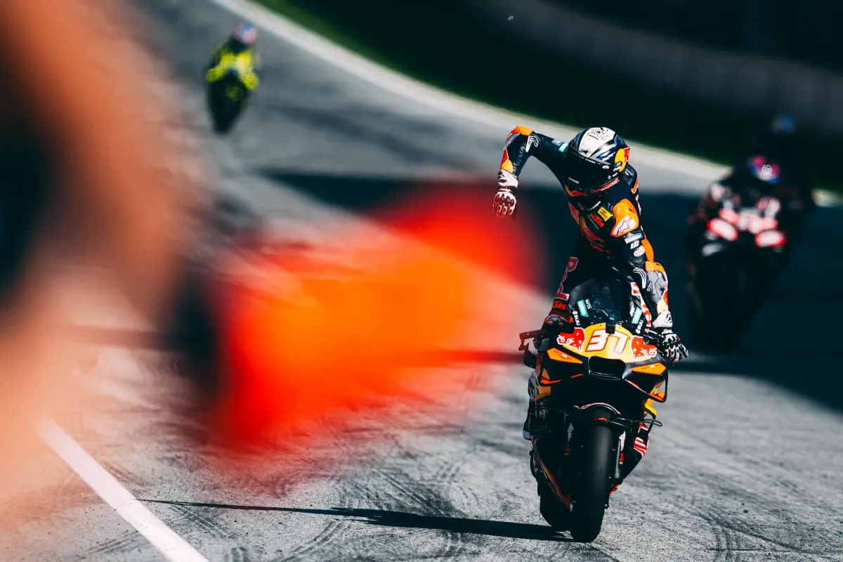 Acosta gana por fin en MotoGP: De la caída del sábado a la gloria del domingo 3 Pedro Acosta celebra su primera victoria en MotoGP en el GP de Austria 2026 sobre la KTM RC16