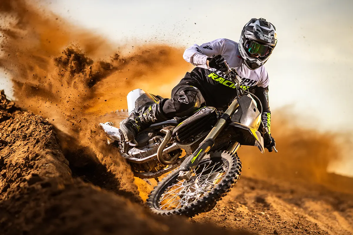 Triumph TF 250-X 2027 derrapando en una curva de tierra