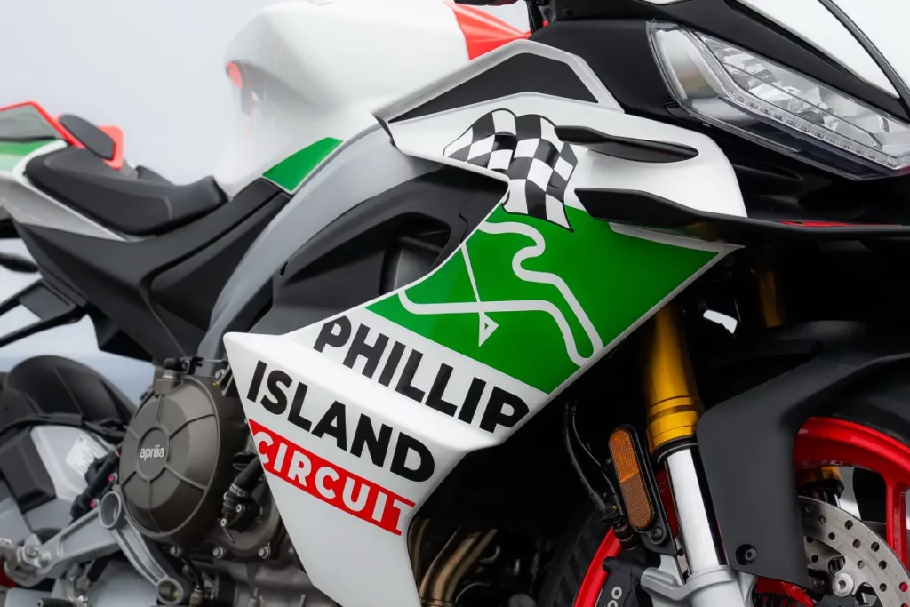 Diez victorias y un circuito que se despide: así nace la Aprilia RS 660 Phillip Island Tribute 2 Detalle lateral de la Aprilia RS 660 Phillip Island Tribute con el trazado del circuito australiano