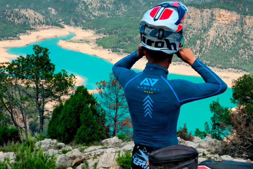 Arc'Warm presenta Terra Dual, su nueva ropa técnica para moto 2 Usuario junto a una moto trail llevando una camiseta Austral Warm