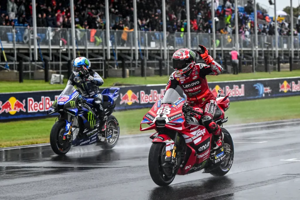Francesco Bagnaia y Álex Rins saludando al público durante la exhibición del domingo en Australia