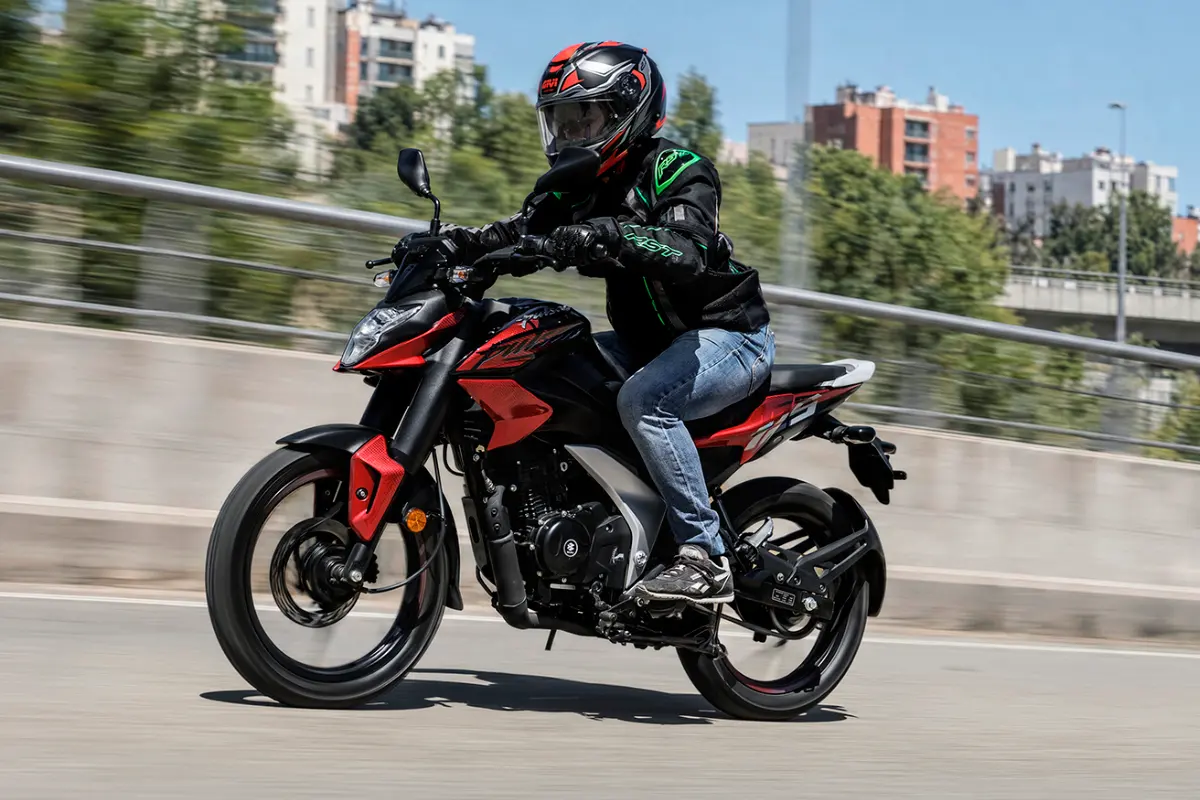 Una naked nueva por menos de 2.000 euros todavía es posible y Bajaj tiene la respuesta