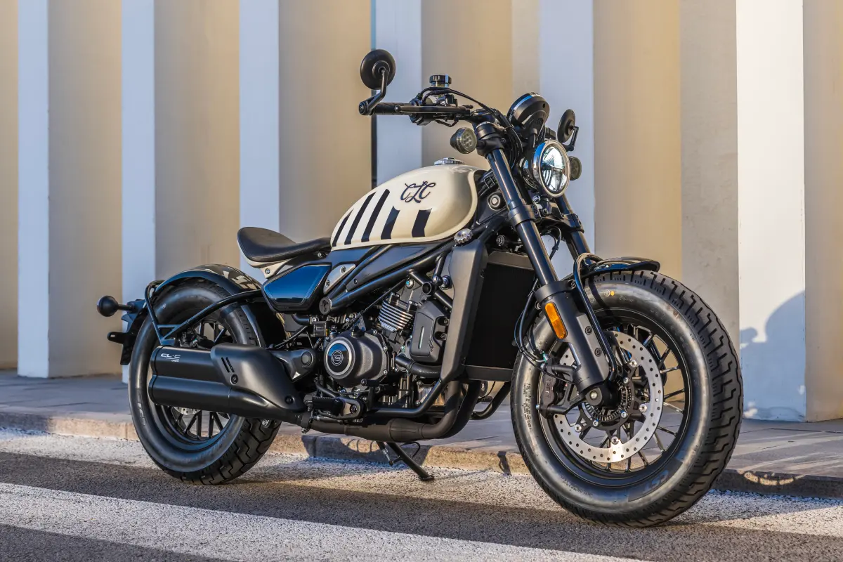 CFMOTO se pone seria con las bobber: 41 CV, asiento a 715 mm y sólo un asiento 1 CFMOTO 450CL-C Bobber Ivory White vista de tres cuartos
