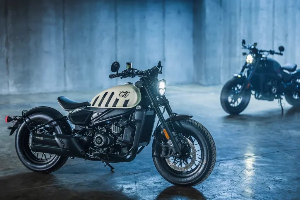 CFMOTO 450CL-C Bobber Ivory White en primer plano con otra unidad al fondo