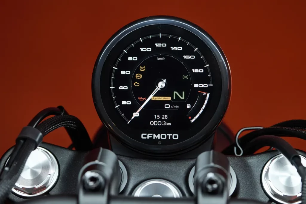 Pantalla TFT circular de la CFMOTO 450CL-C Bobber