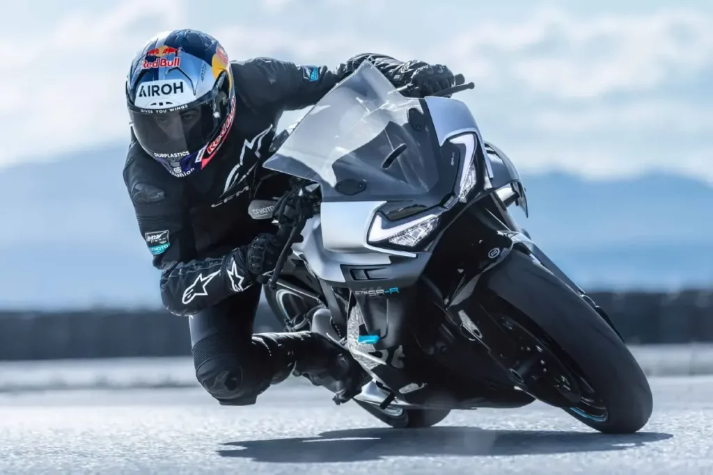 Todas con una moto china: la CFMOTO 675SR-R hará historia en el Mundial femenino 2 Piloto rodando en circuito con la CFMOTO 675SR-R