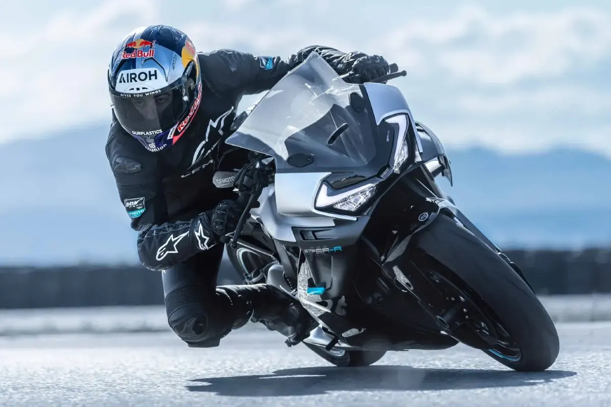 Todas con una moto china: la CFMOTO 675SR-R hará historia en el Mundial femenino 1 Piloto rodando en circuito con la CFMOTO 675SR-R