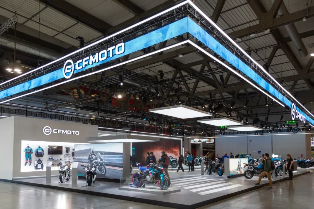 Stand de CFMOTO durante EICMA 2025