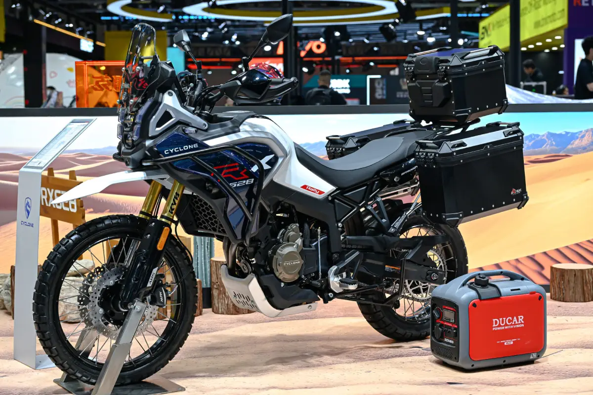 Cyclone prepara su ofensiva de media cilindrada en España con tres motos muy diferentes 1 Cyclone RX628 Rally expuesta en CIMA 2026 con maletas laterales y baúl