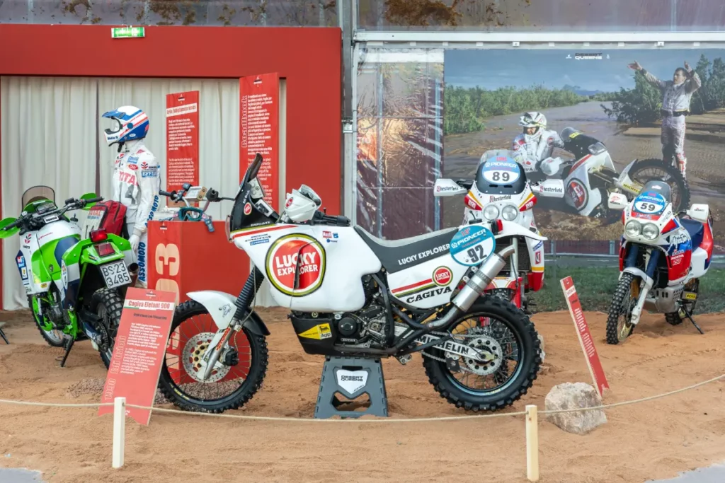 Exposición de motos históricas del Dakar en EICMA 2025