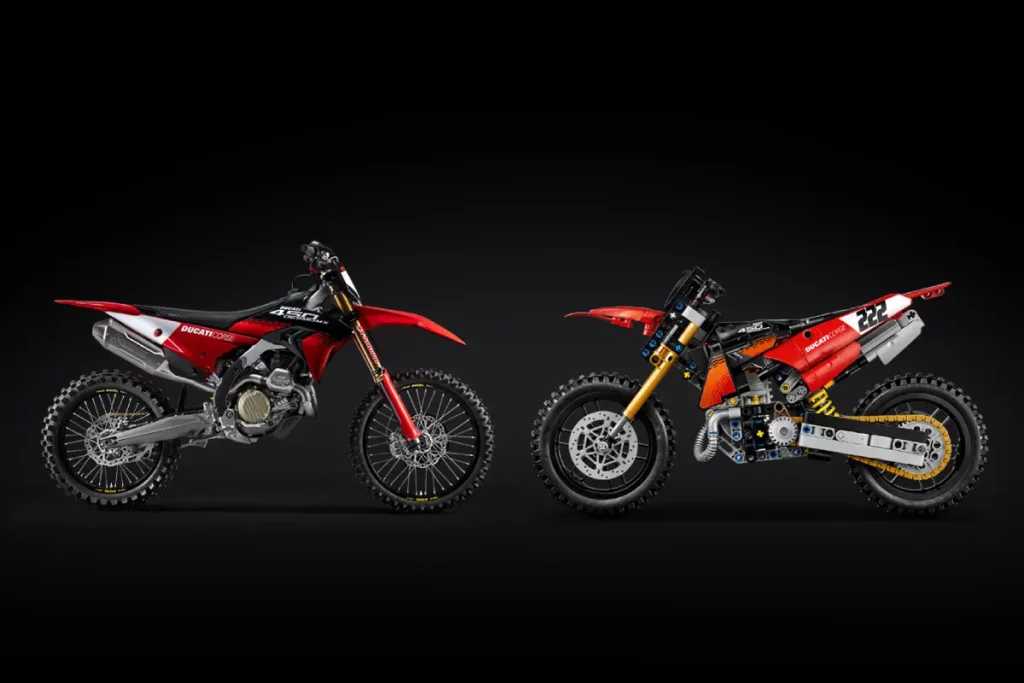Ducati Desmo450 MX Factory real junto a su réplica LEGO Technic