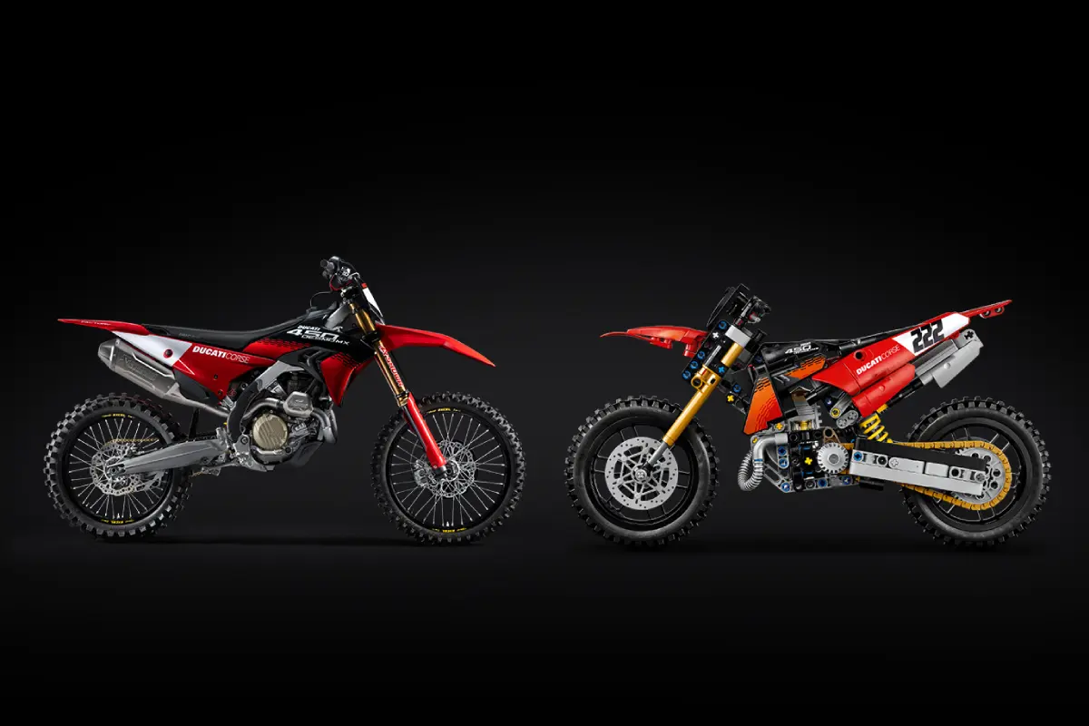 Ducati Desmo450 MX Factory real junto a su réplica LEGO Technic